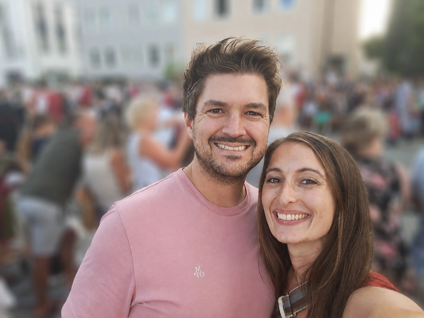Patrick und Becky, das Team hinter Questwerk Academy; weitere Personen im Hintergrund sind unkenntlich gemacht